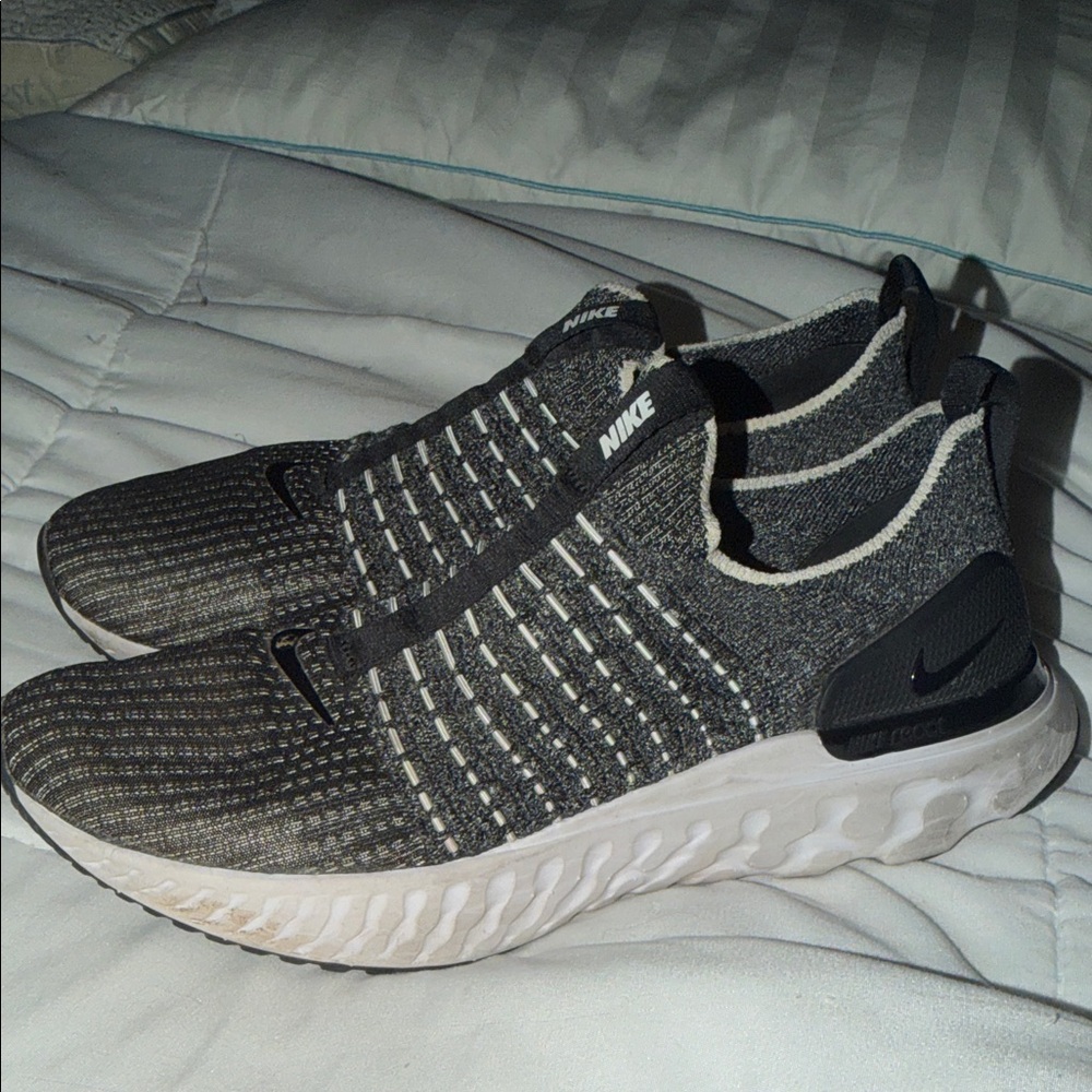 Nike Men's Black and Gray Knit Sneakers